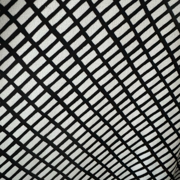 WORTHINGTON Flutter Sleeve Black & White Sleeveless Top with Zipper Back Detail - Picture 4 of 5